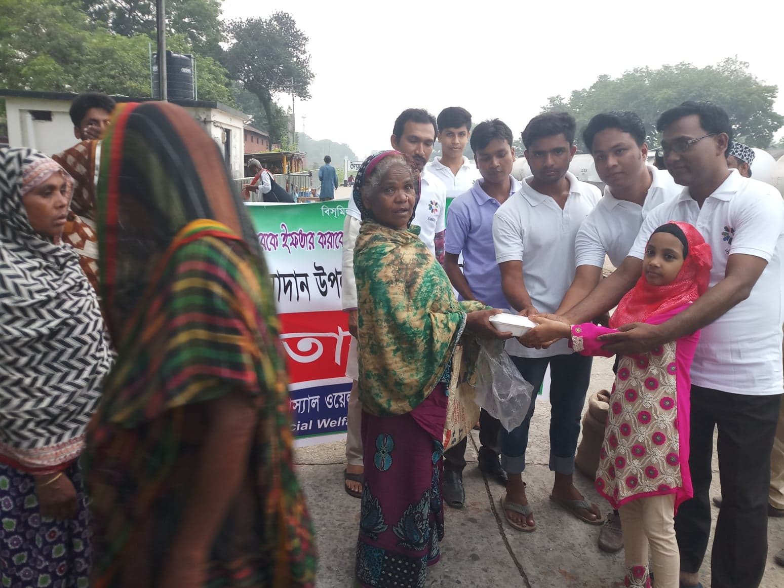 প্রোজেক্ট রমাদান — ১ম ইফতার বিতরণ